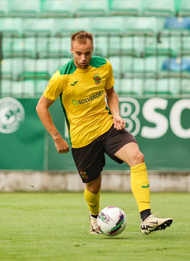 rui pedro em posse de bola num jogo treino