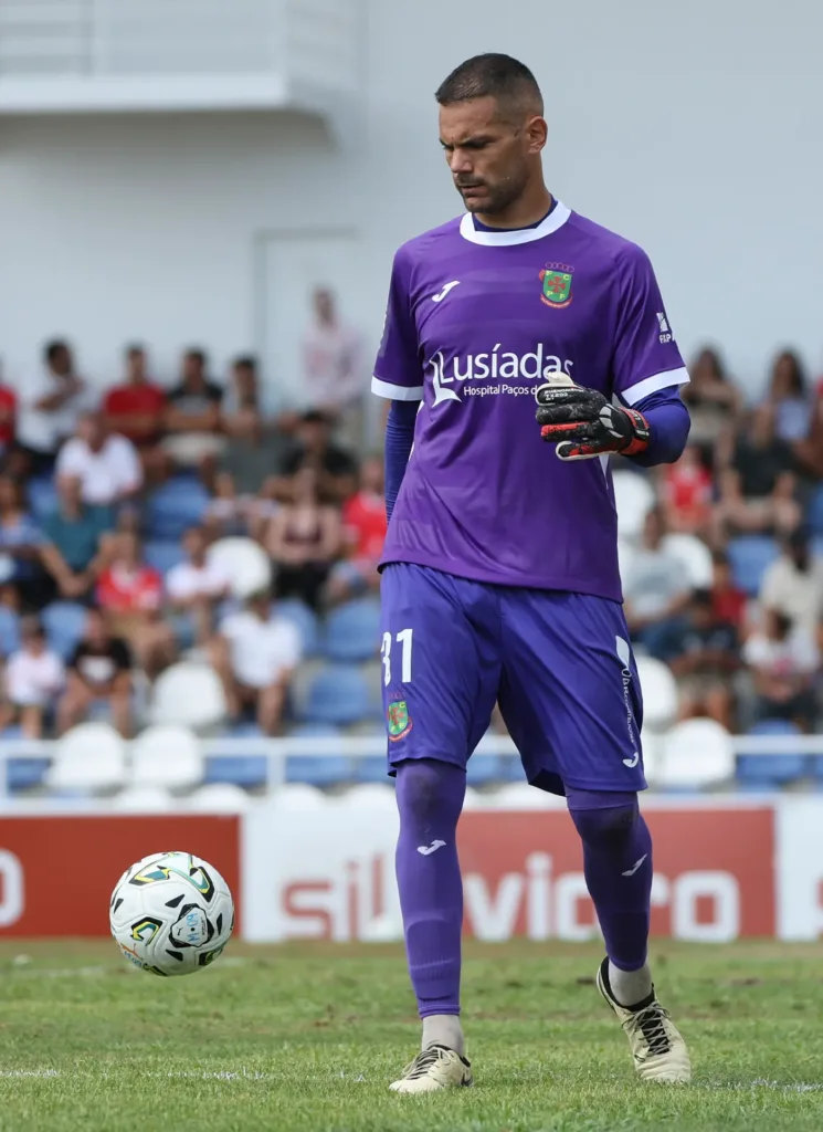 Cristiano Figueiredo ao serviço do FC Paços de Ferrera.