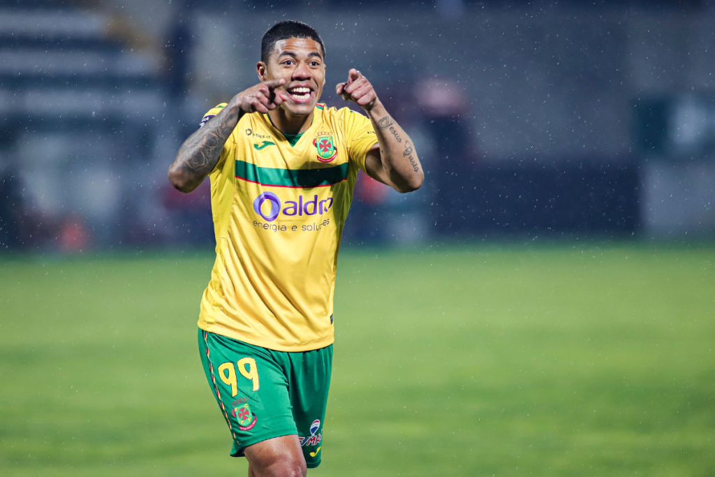 Douglas Tanque, o melhor marcador do Paços nas ligas profissionais, a comemorar um golo marcado ao CD Tondela, em 2021.