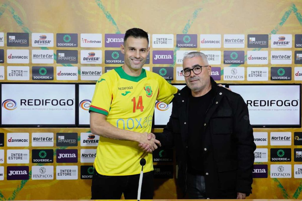 Paulo Ferreira na apresentação realizada na Sala de Imprensa do Estádio Capital do Móvel, ao lado de José Carlos Dias, responsável pelo futsal pacense.