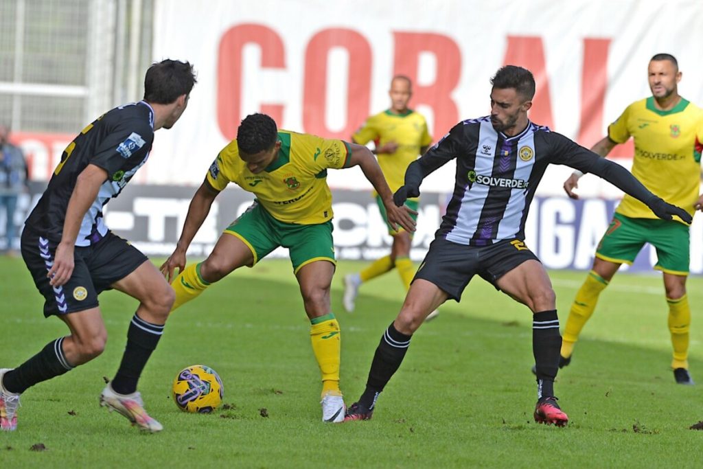 Uilton durante o jogo do FC Paços de Ferreira com o CD Nacional, na Madeira, a contar para a 12ª jornada da Liga Portugal 2.