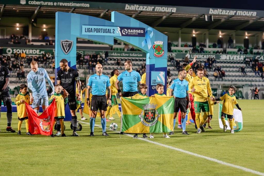 Alinhamento das equipas no jogo entre FC Paços de Ferreira e Académico de Viseu FC, com as crianças que levaram as bandeiras das freguesias do concelho para assinalar o dia do Município (06 de novembro).