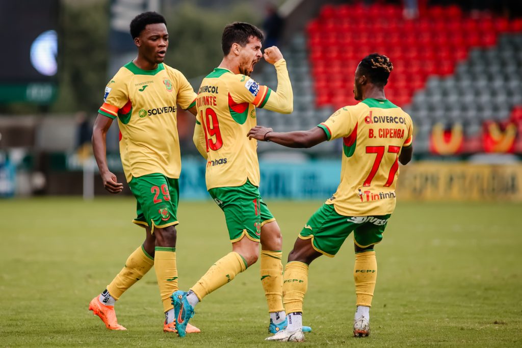 Rui Fonte comemora o primeiro golo do FC Paços de Ferreira, na vitória frente ao FC Penafiel (13ª jornada da Liga Portugal 2), ao lado de Cipenga e Gorby.