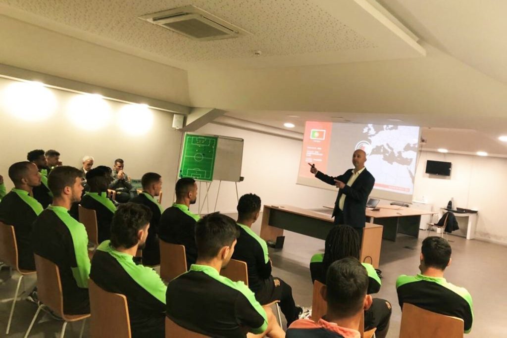 Plantel profissional do Paços assiste à sessão de esclarecimento sobre o match-fixing, promovida pela FPF.