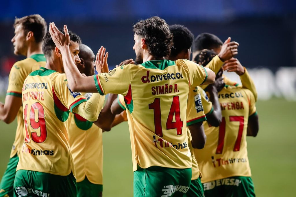 Os atletas do FC Paços de Ferreira celebram o golo de Cipenga à UD Leiria, no jogo da 18ª jornada da Liga Portugal 2.