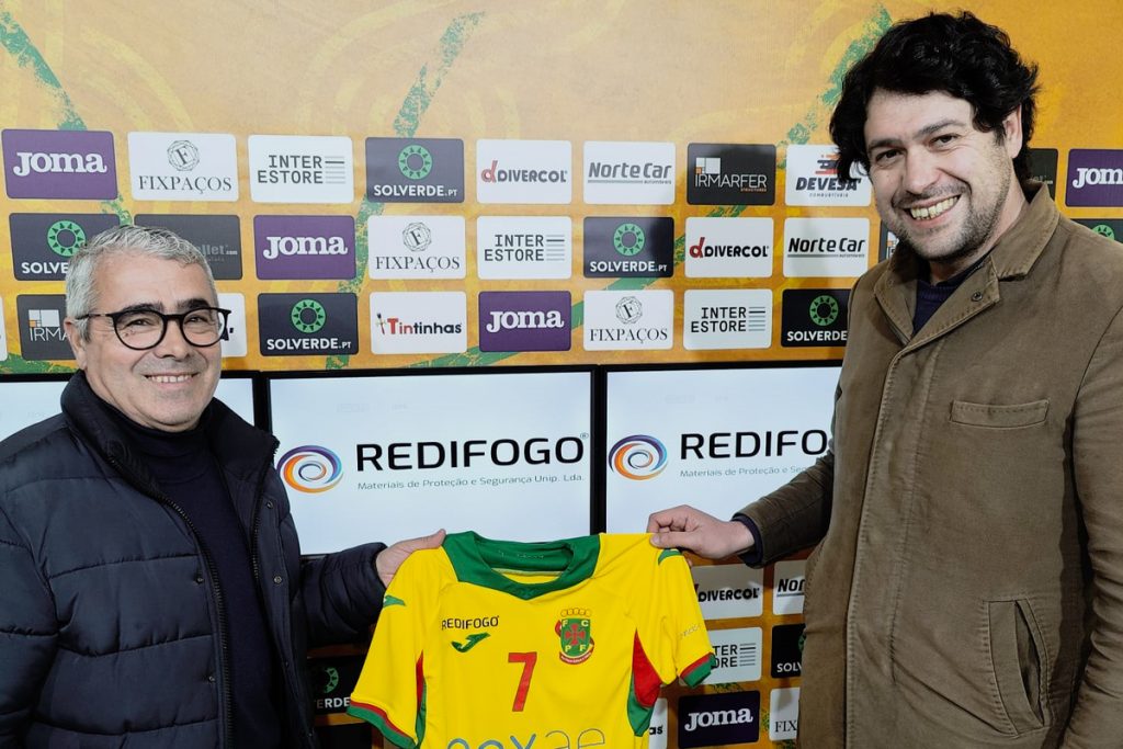 Luís Leal, novo técnico da equipa sénior do FC Paços de Ferreira Redifogo Futsal, é apresentado ao lado de José Carlos Dias, responsável pela modalidade.