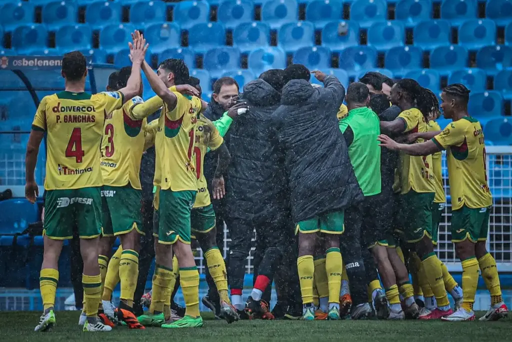 Festejo dos jogadores do Paços depois do golo de Rui Fonte ao Belenenses, na 17ª jornada da Liga Portugal 2.