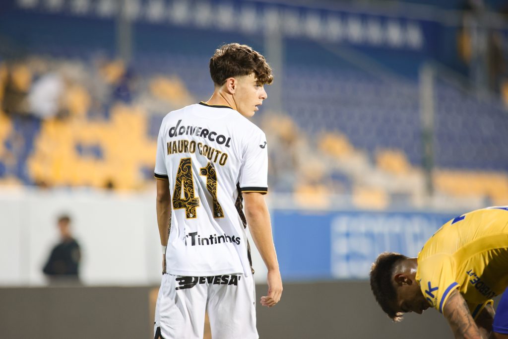 Mauro Couto no último jogo pelo FC Paços de Ferreira, frente ao GD Estoril praia, para a Allianz CUP.