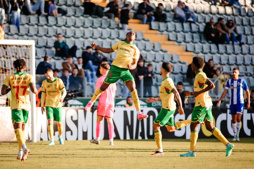 No Estádio Capital do Móvel, Aldair comemora o terceiro golo do FC Paços de Ferreira frente ao FC Porto B, na 16ª jornada da Liga Portugal 2.