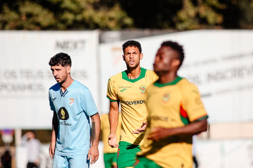 Robson Reis no jogo com o 1º Dezembro.