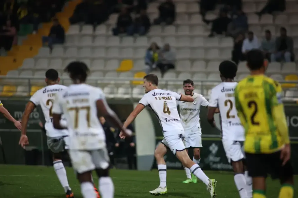 Pedro Ganchas festeja o golo do empate frente ao CD Tondela, na 20ª jornada da Liga Portugal 2.