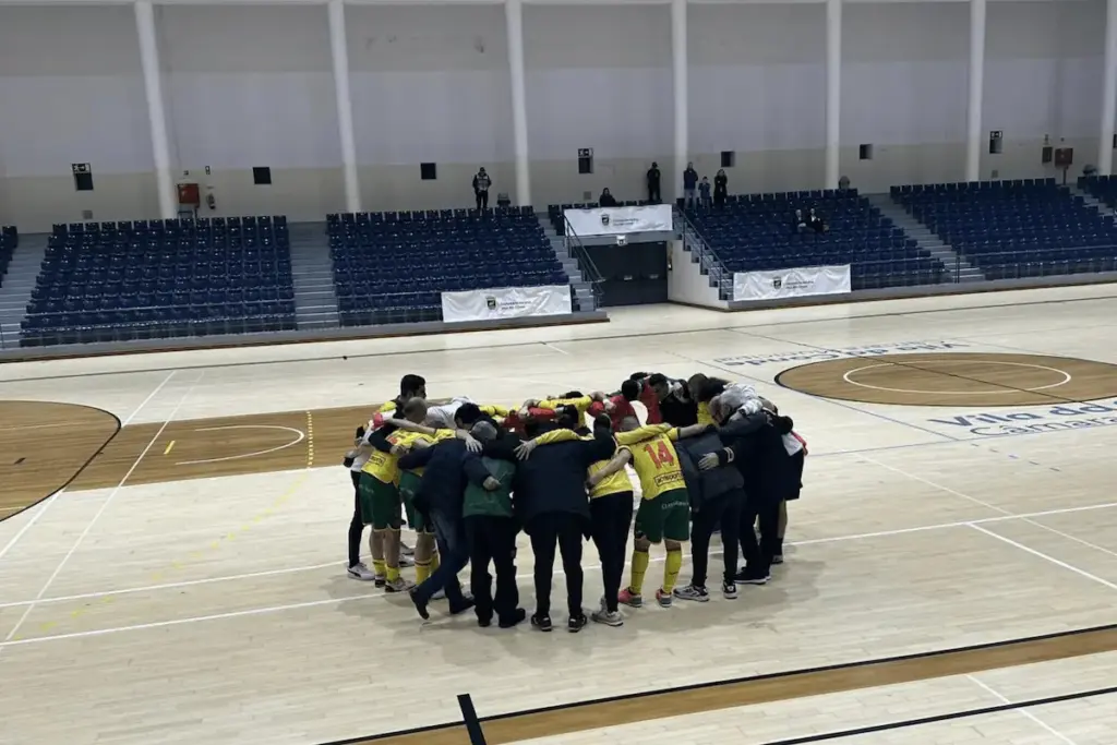 Equipa sénior do FC Paços de Ferreira Redifogo Futsal reunida após o jogo com o Rio Ave FC.