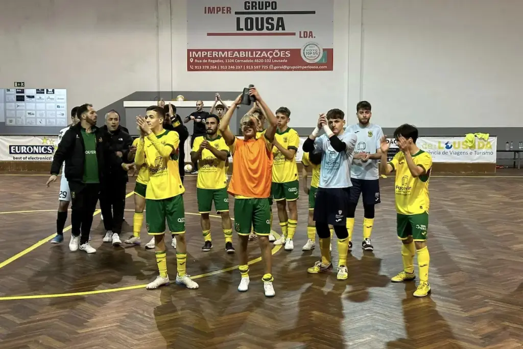 Equipa júnior de futsal do FC Paços de Ferreira aplaude os adeptos após a vitória frente ao CCD Ordem (2-5).