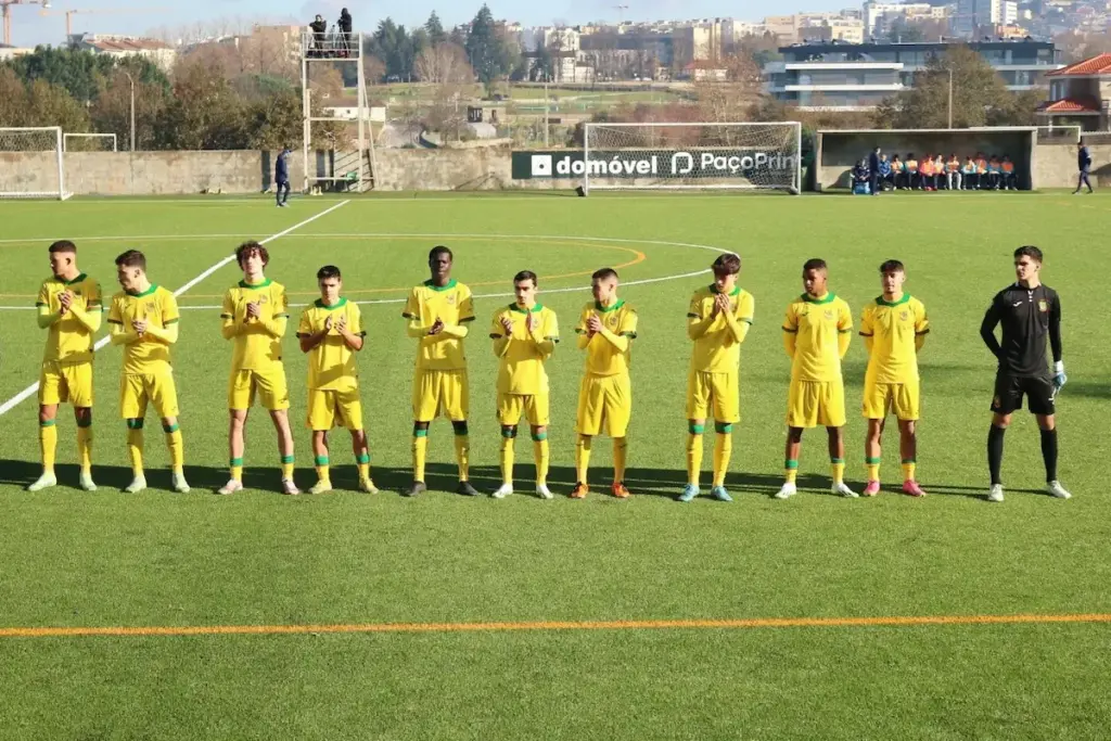 Equipa Sub-19 do FC Paços de Ferreira alinhada antes de um jogo.