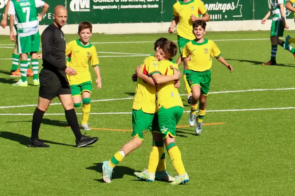 Atletas da equipa Sub-14 do FC Paços de Ferreira comemoram um dos golos apontados ao GDC Ferreira.