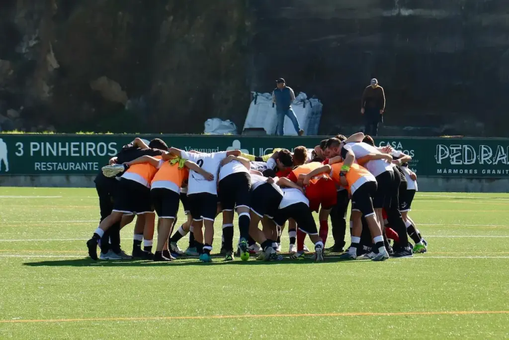 Equipa de Sub-17 do FC Paços de Ferreira reunida, após o último jogo da fase regular do Campeonato Nacional de Juniores B.