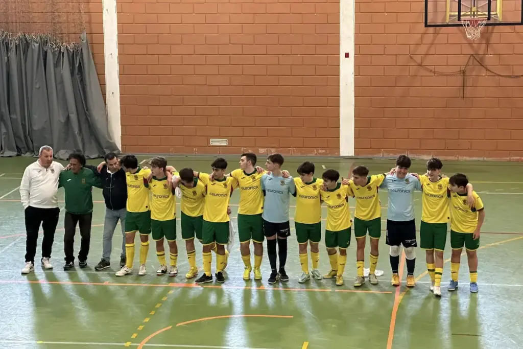 A equipa de Juvenis do futsal do FC Paços de Ferreira alinhada antes do jogo com a Juventude Desportiva de Gondomar.