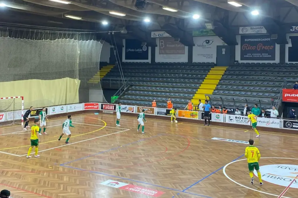 Jogo de futsal entre o FC Paços de Ferreira e o Vitória FC, no Campeonato Nacional da II Divisão.