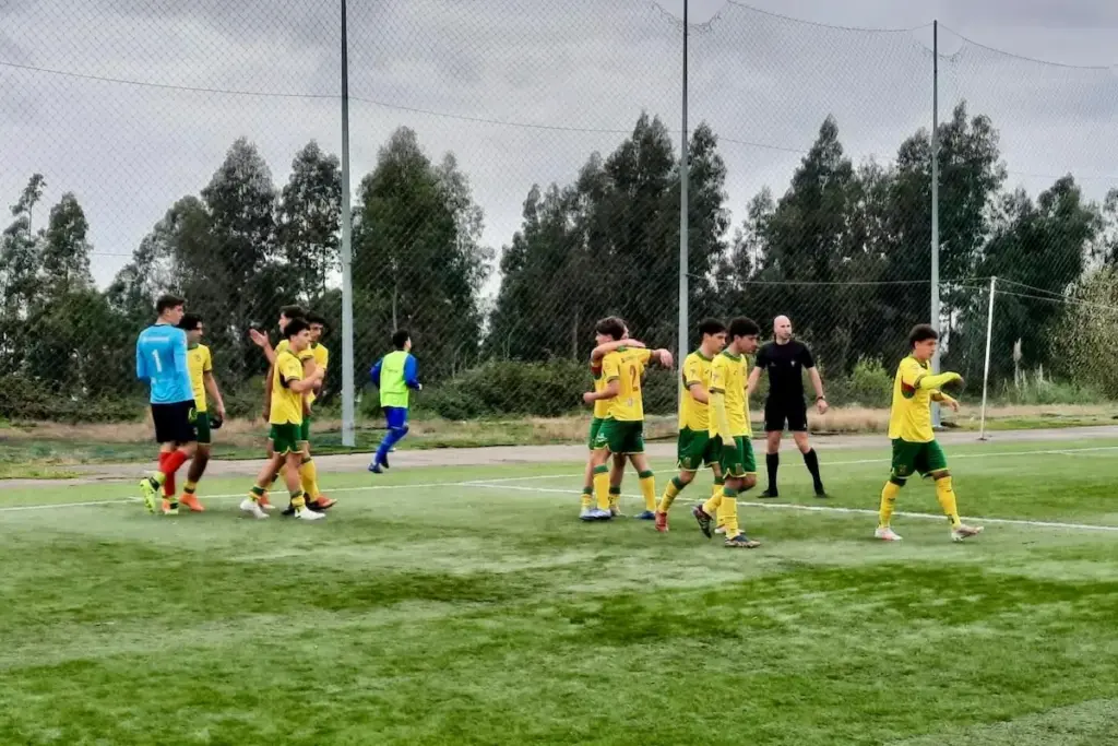 A equipa Sub-18 do FC Paços de Ferreira comemora um dos golos apontados em Gondomar.
