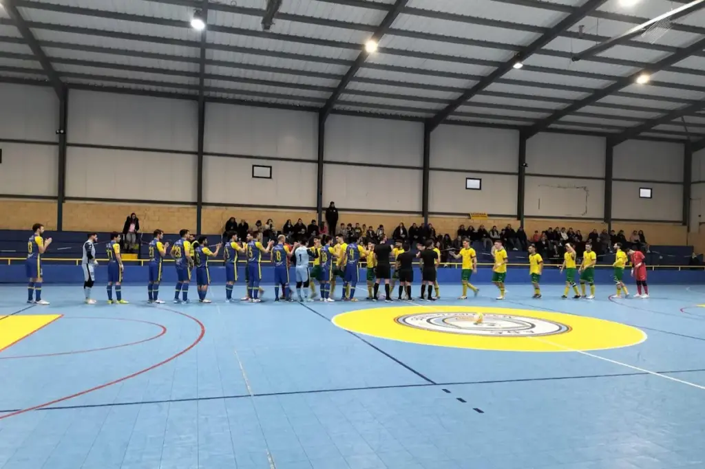 As equipas FC Paços de Ferreira Redifogo Futsal e ADC Nogueiró e Tenões cumprimentam-se antes do início do encontro da II Divisão Nacional de Futsal.