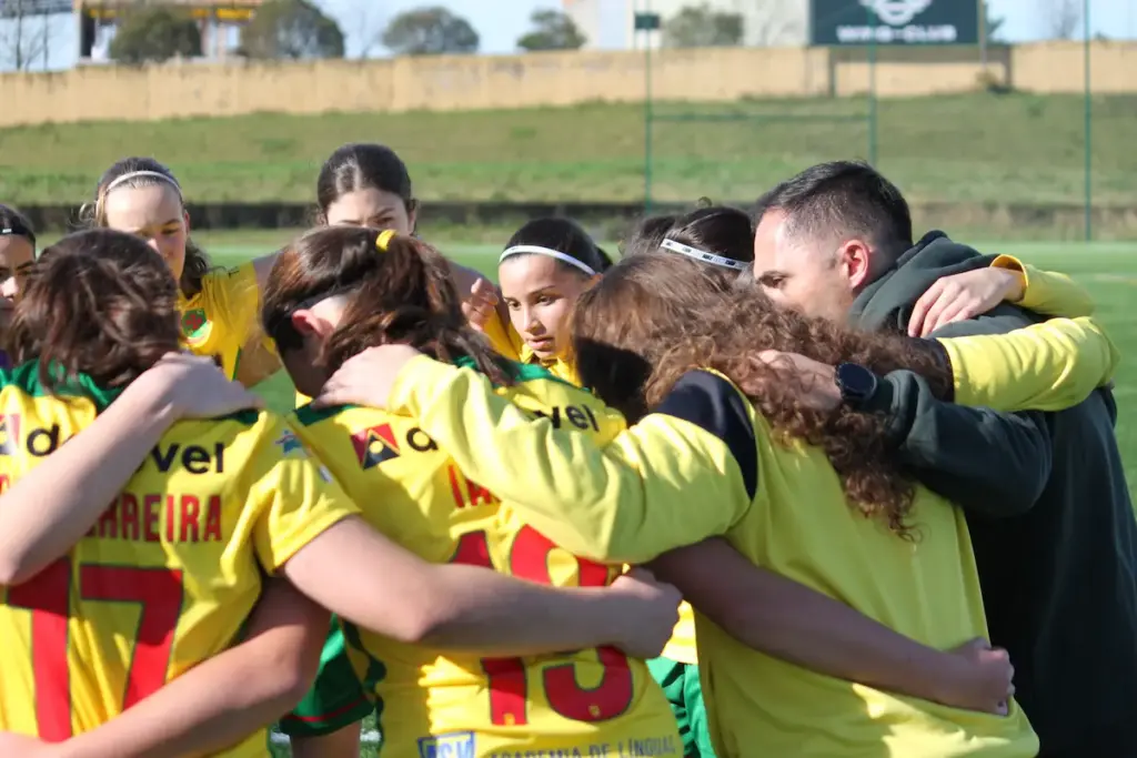 Equipa Sub-15 de futebol feminino do FC Paços de Ferreira reunida.