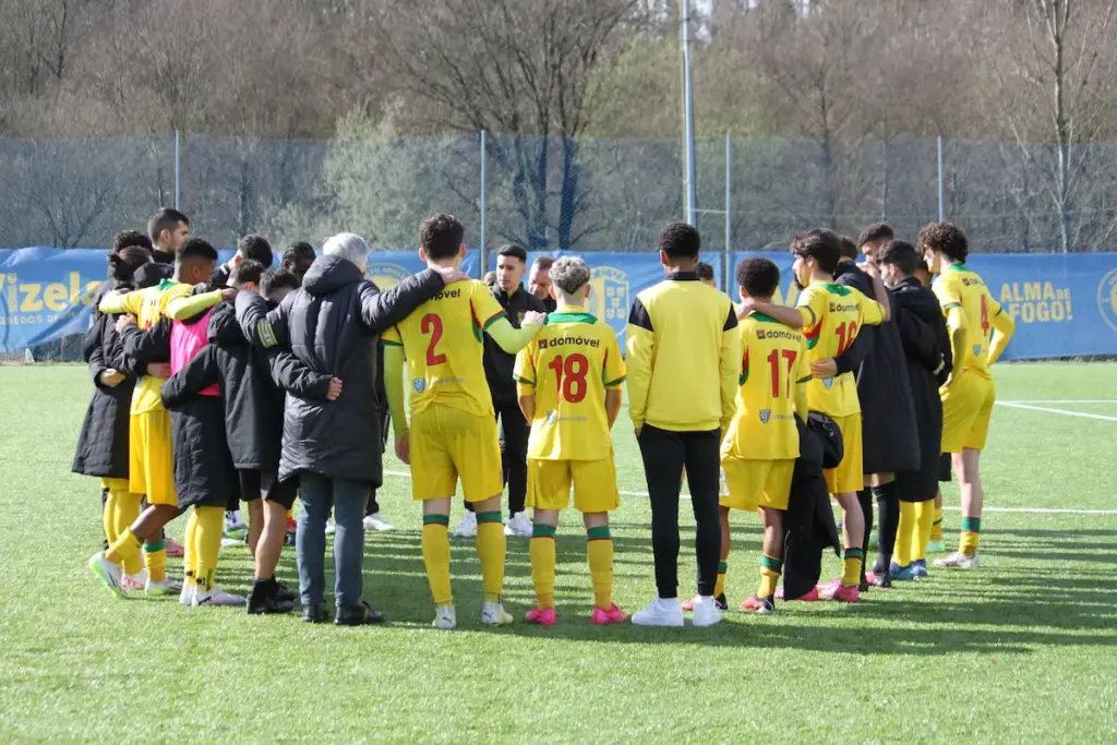 A equipa Sub-19 do FC Paços de Ferreira após o jogo com o FC Vizela.