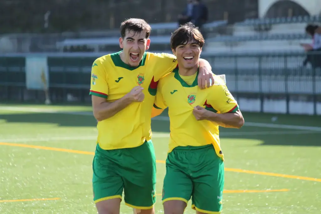 Atletas da equipa Sub-18 do FC Paços de Ferreira celebram a vitória frente ao Leixões SC.