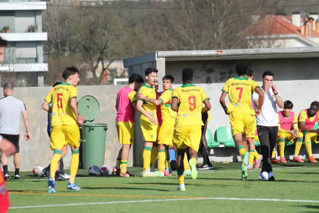 Equipa Sub-19 da formação do FC Paços de Ferreira festeja o golo frente ao GD Chaves.