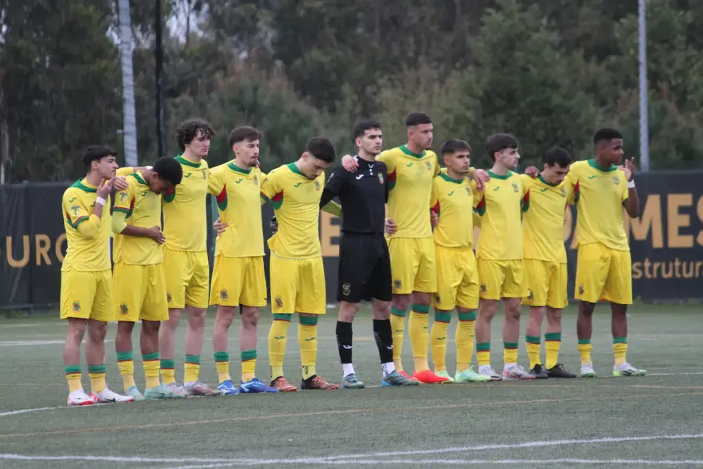 Equipa Sub-19 do FC Paços de Ferreira alinhada antes do encontro com o Lusitânia de Lourosa.