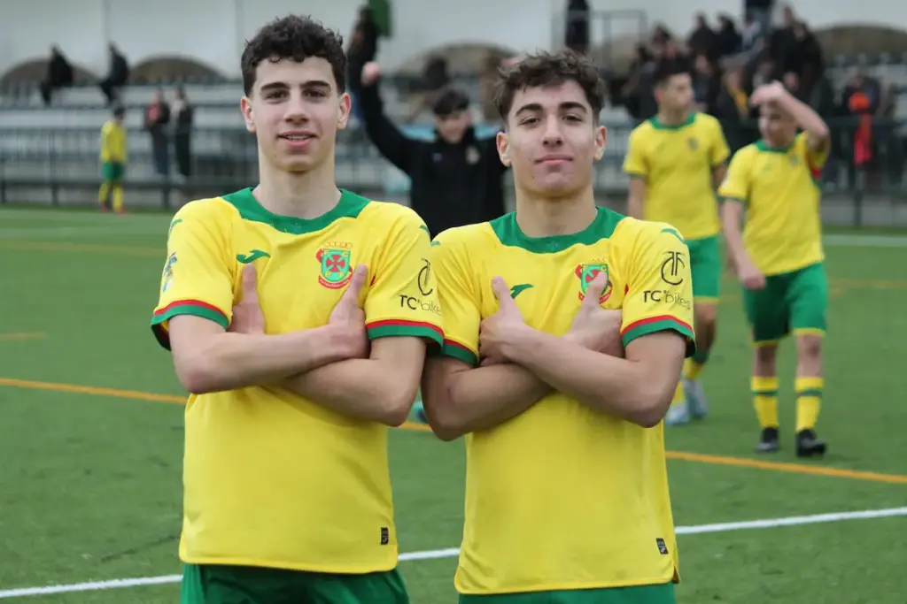 Atletas da equipa Sub-16 festejam a vitória frente ao FC Alpendorada.