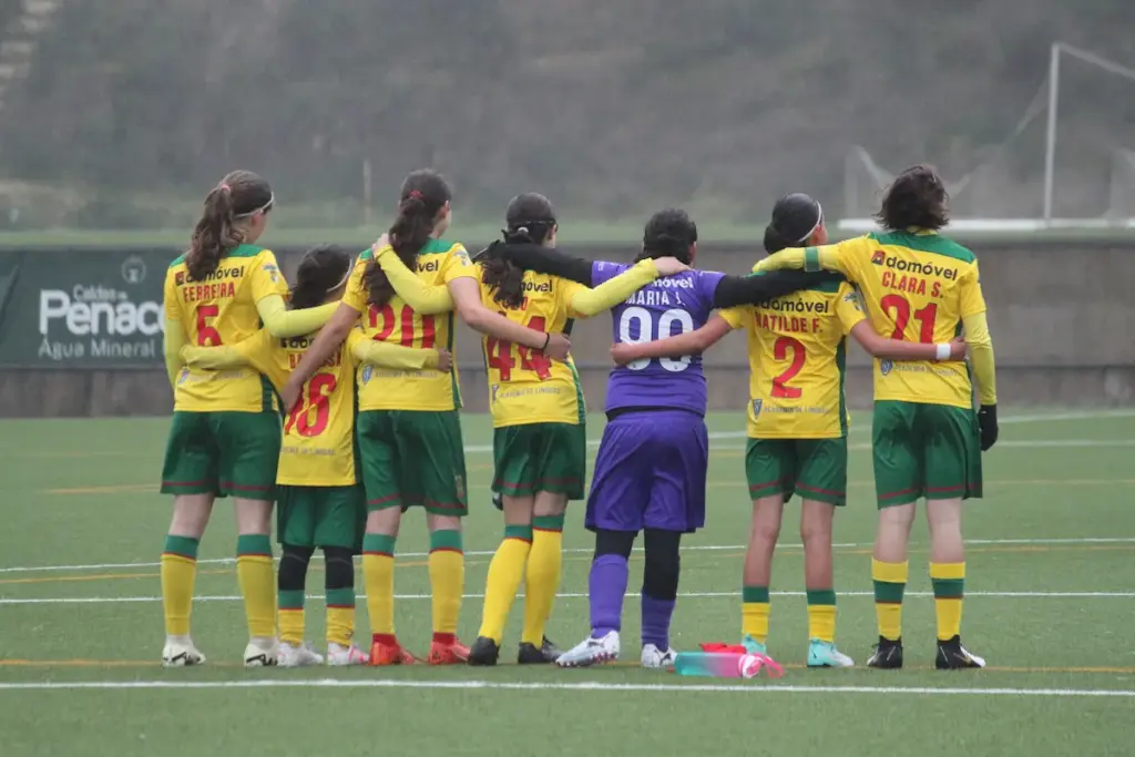 A equipa Sub-13 de futebol feminino do FC Paços de Ferreira alinhada antes do encontro com o Ermesinde SC - do qual saiu vitoriosa com uns expressivos 8-0.