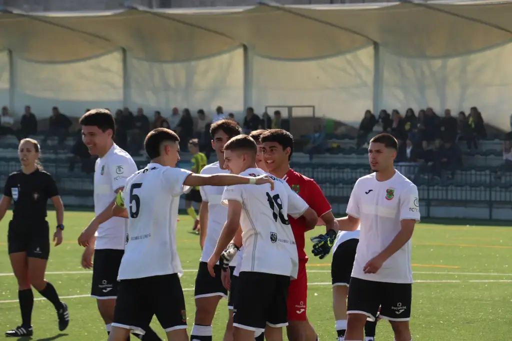 Equipa Sub-17 do FC Paços de Ferreira comemora um dos golos apontados ao CD Tondela.