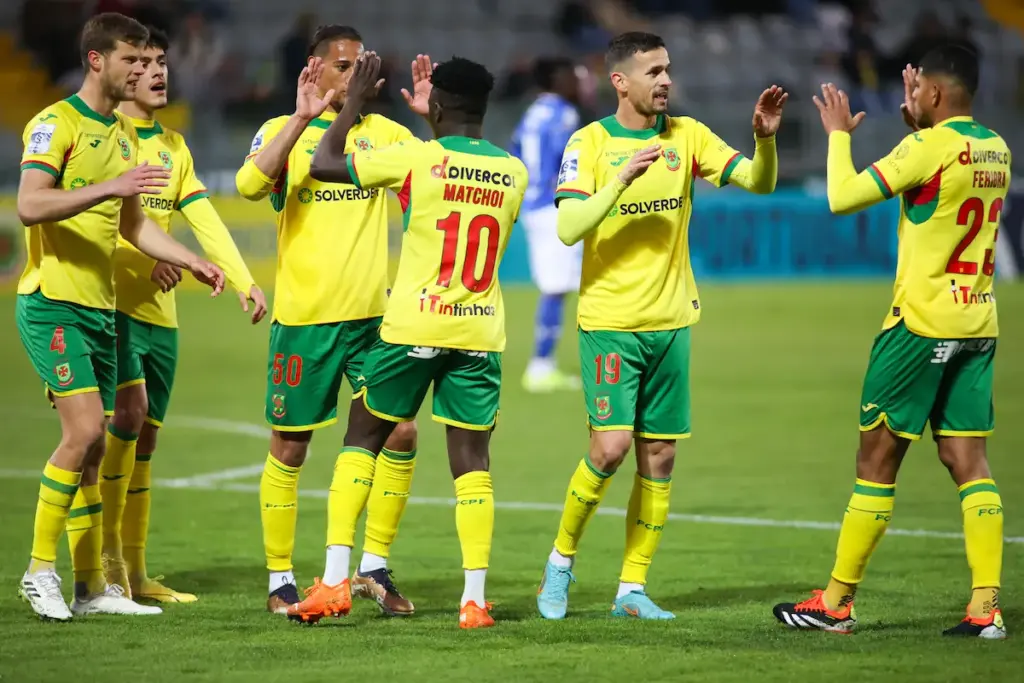 Equipa comemora o golo de Matchoi frente ao CD Feirense, na 23ª jornada da Liga Portugal 2.