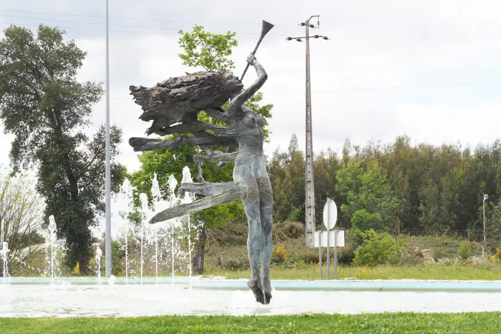 monumento ao tom dela, na cidade de Tondela