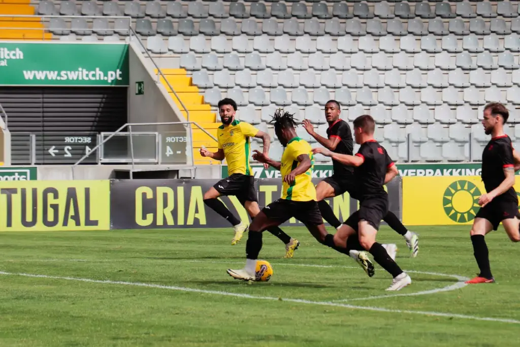 Cipenga a marcar o segundo golo do FC Paços de Ferreira no jogo-treino frente ao Varzim SC.