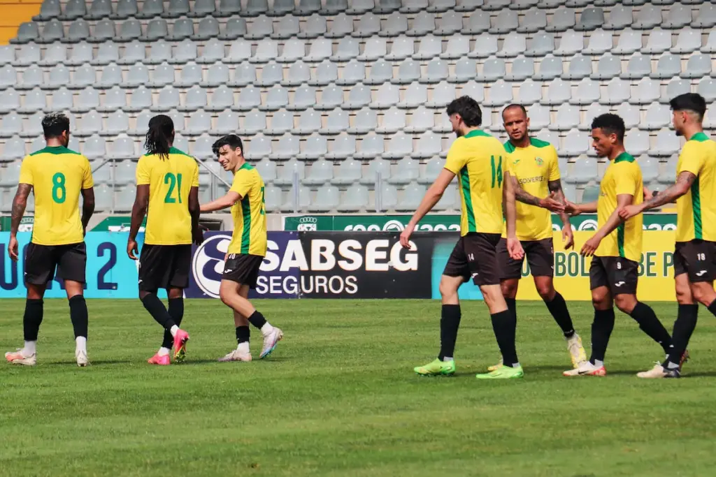 A equipa celebra o golo de Costinha, no jogo-treino do FC Paços de Ferreira com o Varzim SC.