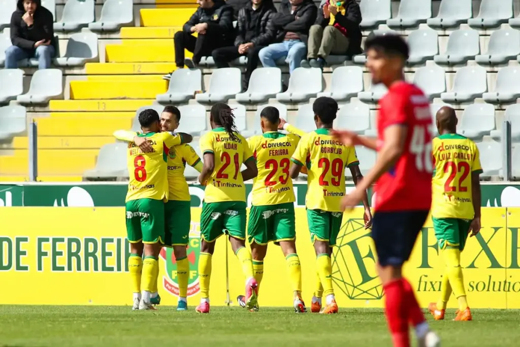 A equipa do FC Paços de Ferreira festeja o primeiro golo de Rui Fonte frente à UD Oliveirense, na 27ª jornada da Liga Portugal 2.