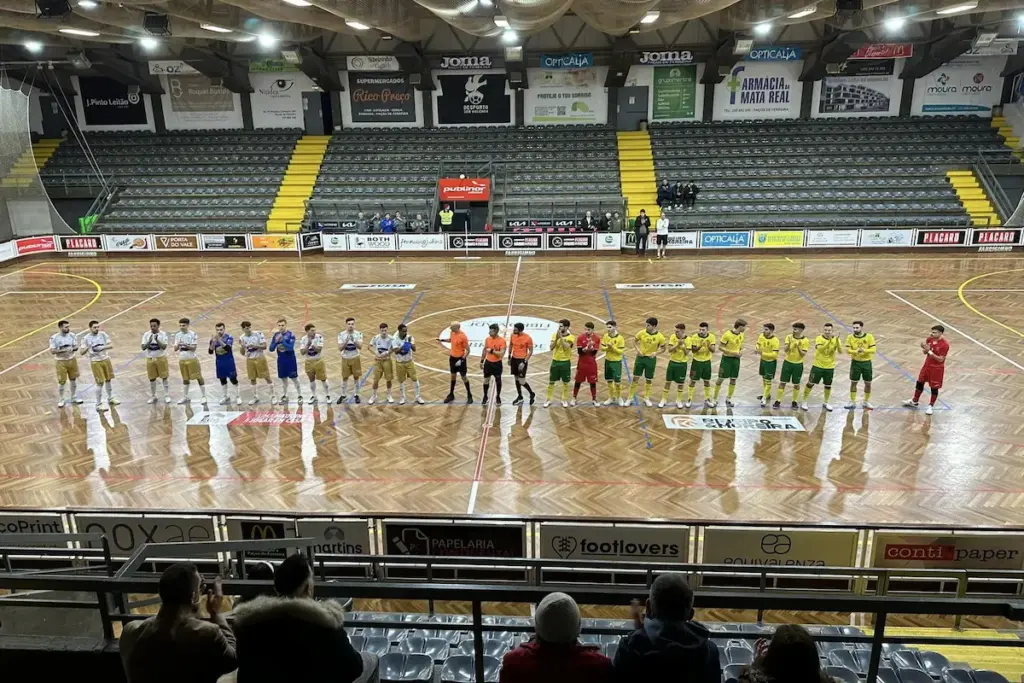 Equipas do FC Paços de Ferreira Redifogo Futsal e da ADR Retaxo alinhadas antes do início do encontro.