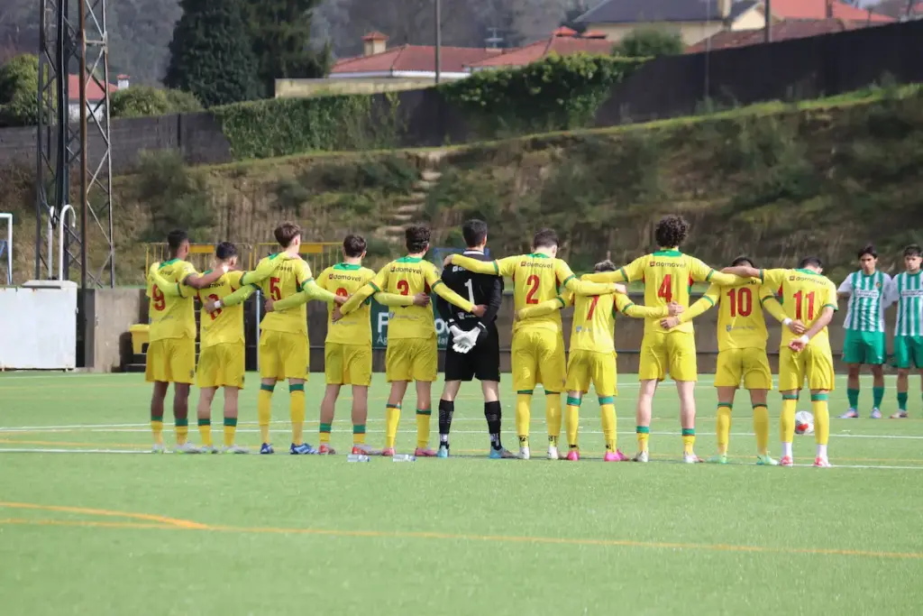 A equipa Sub-19 do FC Paços de Ferreira, antes do jogo com o Rio Ave FC.