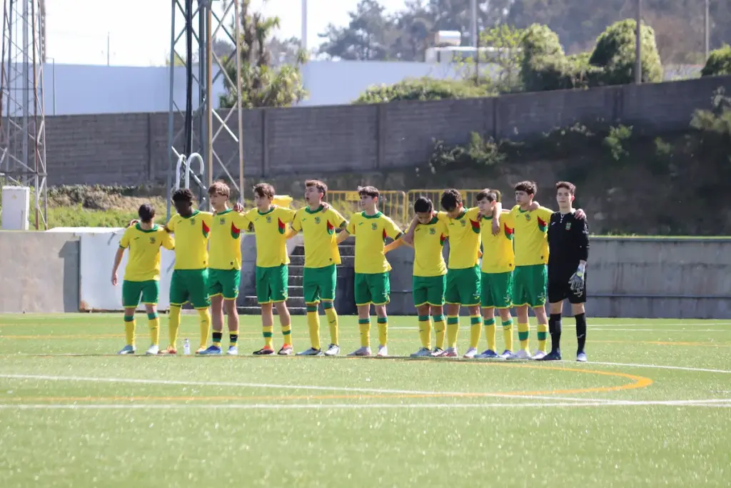 Atletas Sub-15 A do FC Paços de Ferreira alinhados antes de um jogo.