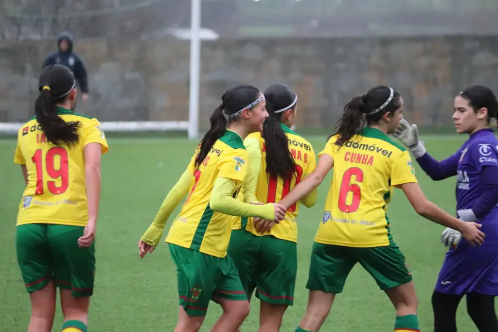 A equipa Sub-15 de futebol feminino do FC Paço de Ferreira comemora um dos golos apontados ao FC Porto.