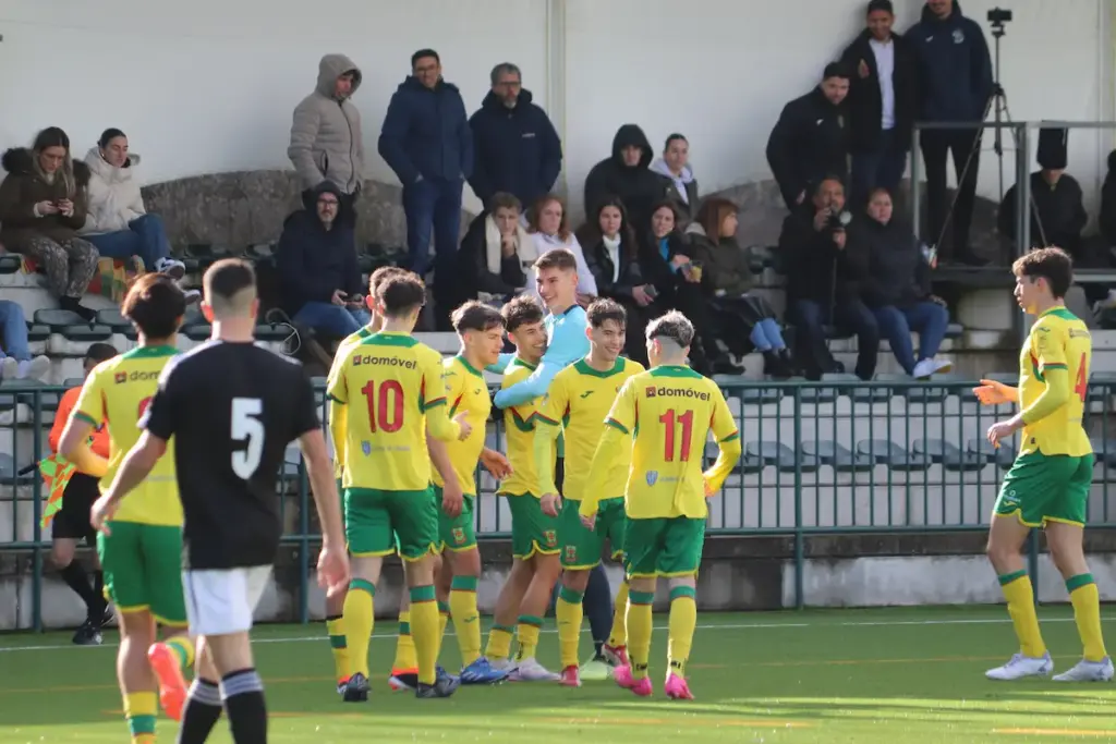 Equipa Sub-18 da formação do FC Paços de Ferreira comemora um dos golos apontados frente à AD Sanjoanense.