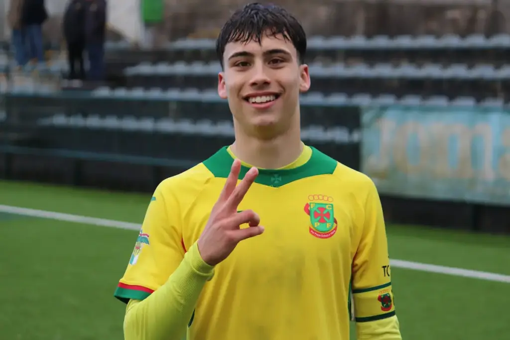 Gil Neves apontou os dois golos da vitória dos Sub-18 frente à AD Sanjoanense.