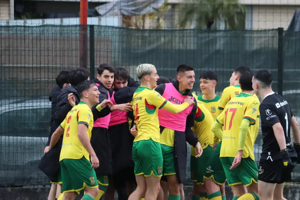 A equipa Sub-17 da formação do FC Paços de Ferreira festeja a vitória frente ao Padroense FC.