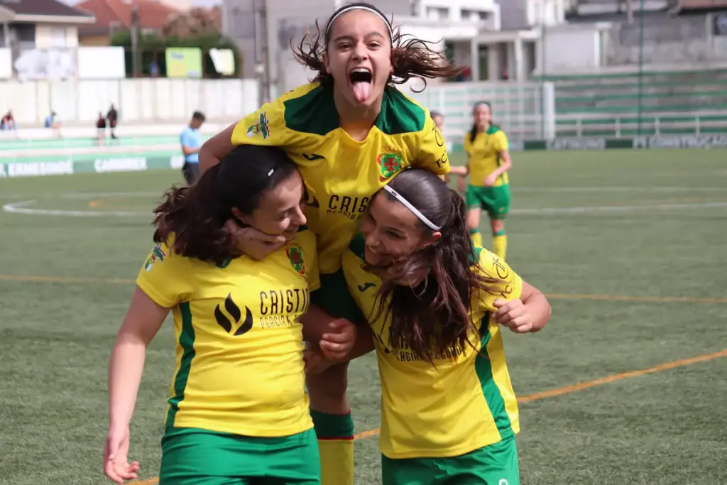 Atletas da equipa feminina Sub-15 festejam um dos golos apontados ao Ermesinde SC.