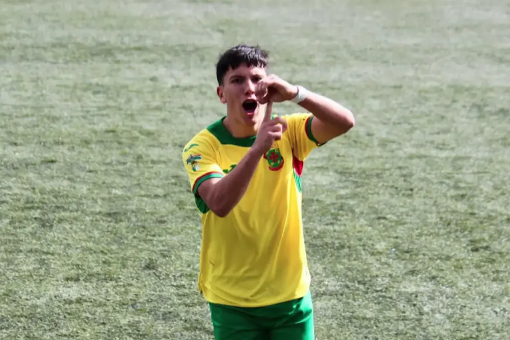 Rodrigo Andrade ao serviço dos Sub-17 do FC Paços de Ferreira.