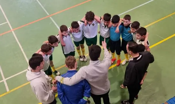 Equipa de infantis do futsal frente ao Santa Isabel