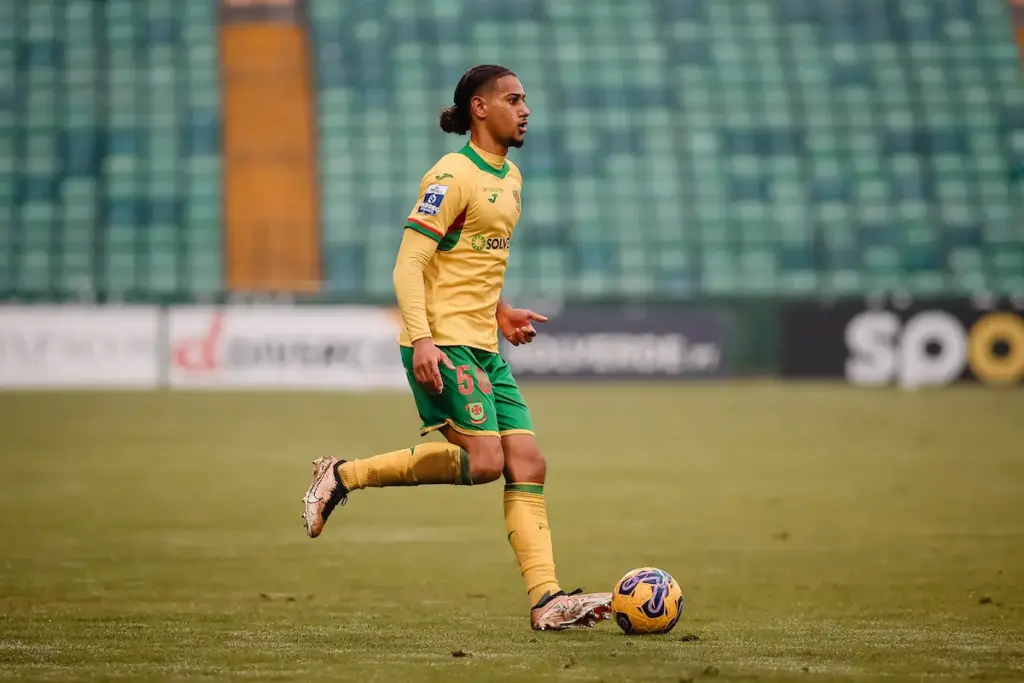 Jójó, recém convocado para a seleção de Cabo Verde, durante um jogo do FC Paços de Ferreira.