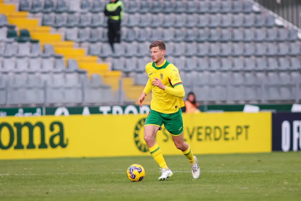 Pedro Ganchas, que foi eleito o Melhor Jovem de fevereiro da Liga Portugal 2, em campo.