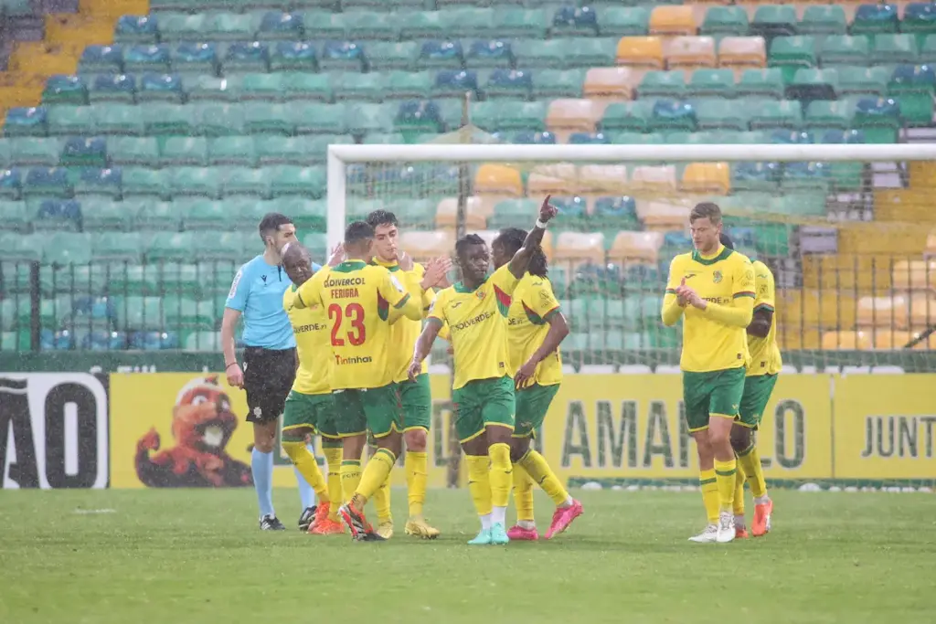 A equipa do FC Paços de Ferreira festeja o golo de Cipenga, que fechou o triunfo por 2-0 frente ao SCU Torreense, na 25ª jornada da Liga Portugal 2.